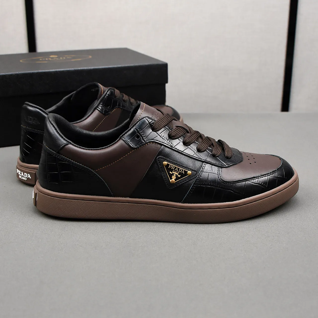PP400👟👟👟Prada set off the audience! Prada, an international brand that is constantly innovating, this men's casual shoe, the original version, made of cowhide leather at a ratio of one to one at the store, with leather feet and rubber non-slip outsole, breathable and comfortable, quality speaks for itself👄38-44